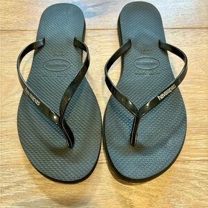 Women’s Havianas Flip Flops in Black Size 7/8!